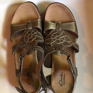 Clarks Bendables taupe/gold 9.5M